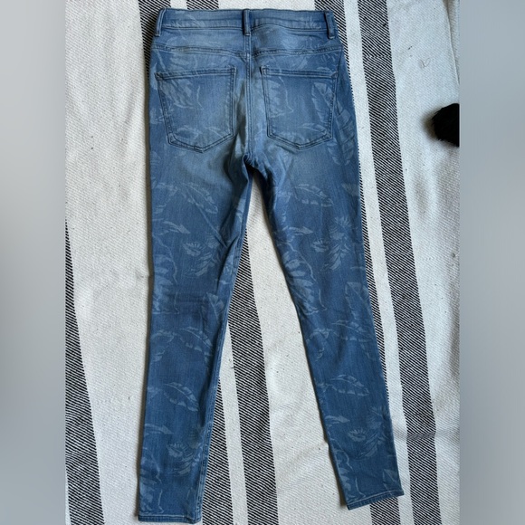 Unbranded Shortie Low Rise Skinny Jeans w/ Leaf Print detailing Women’s 8 •EUC - Picture 2 of 3